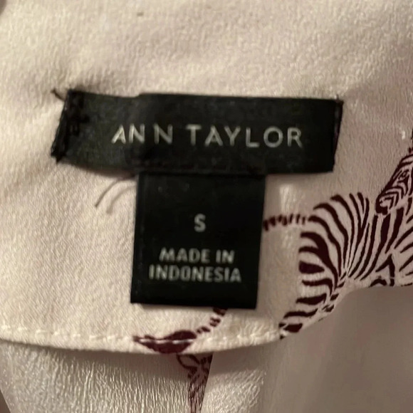 Ann Taylor Gray Short Sleeve Blouse Zebra Design Button Closure Small Career S - Picture 5 of 6